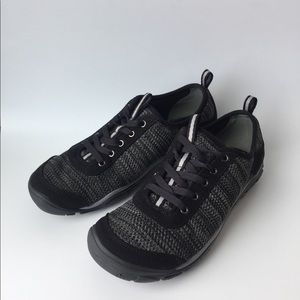 New! Keen women’s hush knit cnx flats